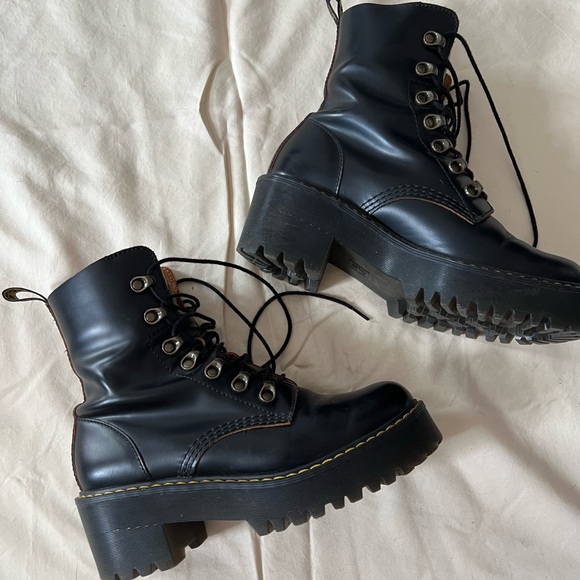 Dr. Martens Shoes - Leona Dr. Martens - Size 7